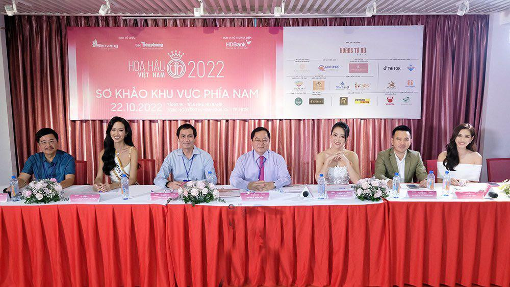 Ban tổ chức và ban giám khảo trước giờ chấm sơ khảo khu vực phía Nam.