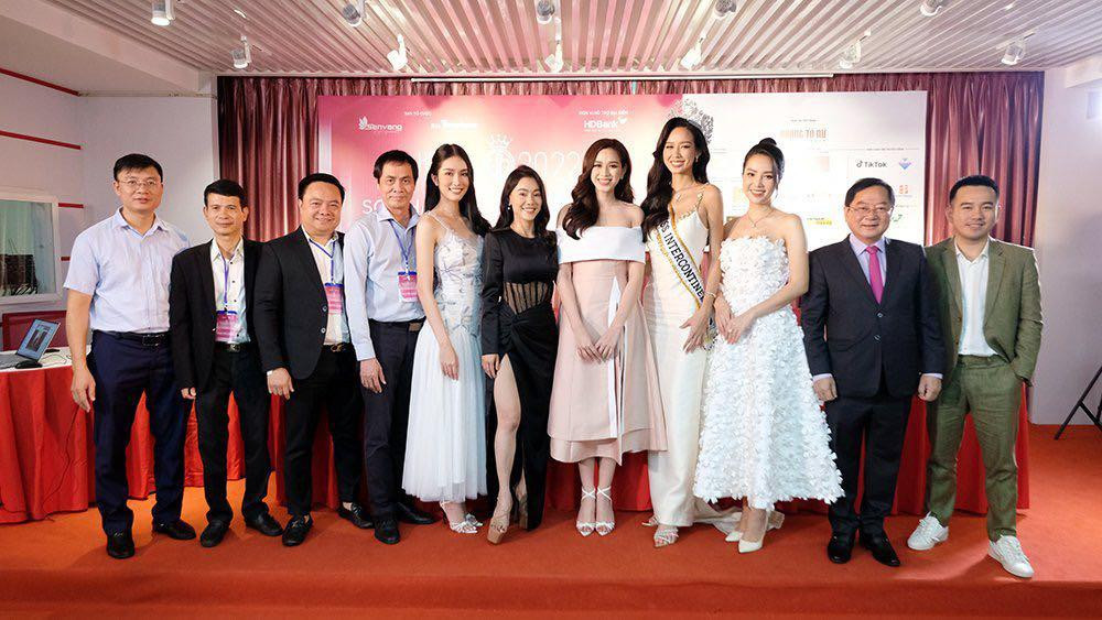 Ban tổ chức và ban giám khảo cuộc thi năm nay chụp ảnh lưu niệm.