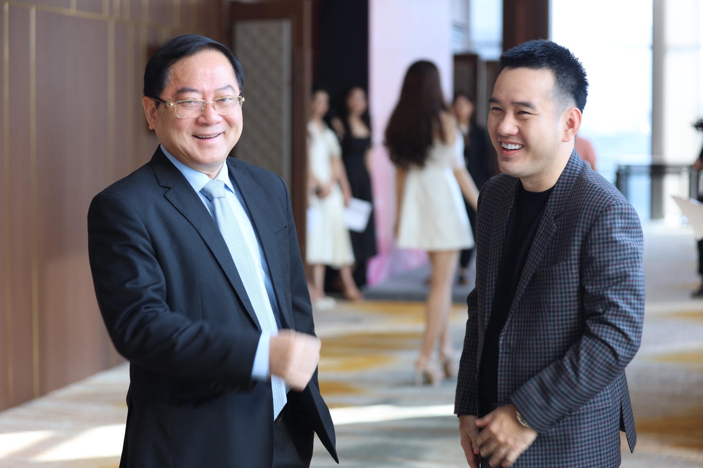 Nhà báo Lê Xuân Sơn (trái), Tổng biên tập báo Tiền Phong là Trưởng BTC cuộc thi – Trưởng ban Giám khảo, và nhà thiết kế Lê Thanh Hòa, thành viên ban giám khảo, trước giờ chấm thi.