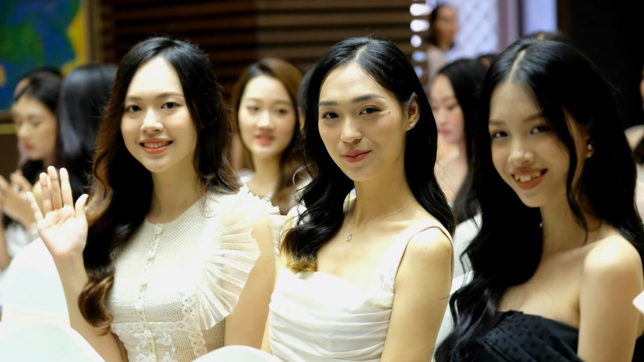 Thí sinh ở khu vực phía Bắc năm nay không chỉ nổi bật về nhan sắc mà còn có lý lịch ấn tượng. Những cái tên gây ấn tượng có thể kể đến Nguyễn Ngọc Mai (SN 1999, Hà Nội) có IELTS 8.0 và thành thạo tiếng Tây Ban Nha, Trần Tuyết Mai (SN 2002, Hải Phòng) đến từ Đại học Ngoại thương, Nguyễn Linh Thu (SN 1999, Hà Nội) là BTV - MC Đài truyền hình Quốc hội Việt Nam hay Nguyễn Thị Thanh Tâm (SN 1998, Thanh Hóa) tốt nghiệp Thủ khoa xuất sắc chuyên ngành Kinh tế phát triển - Đại học Kinh tế Quốc dân…