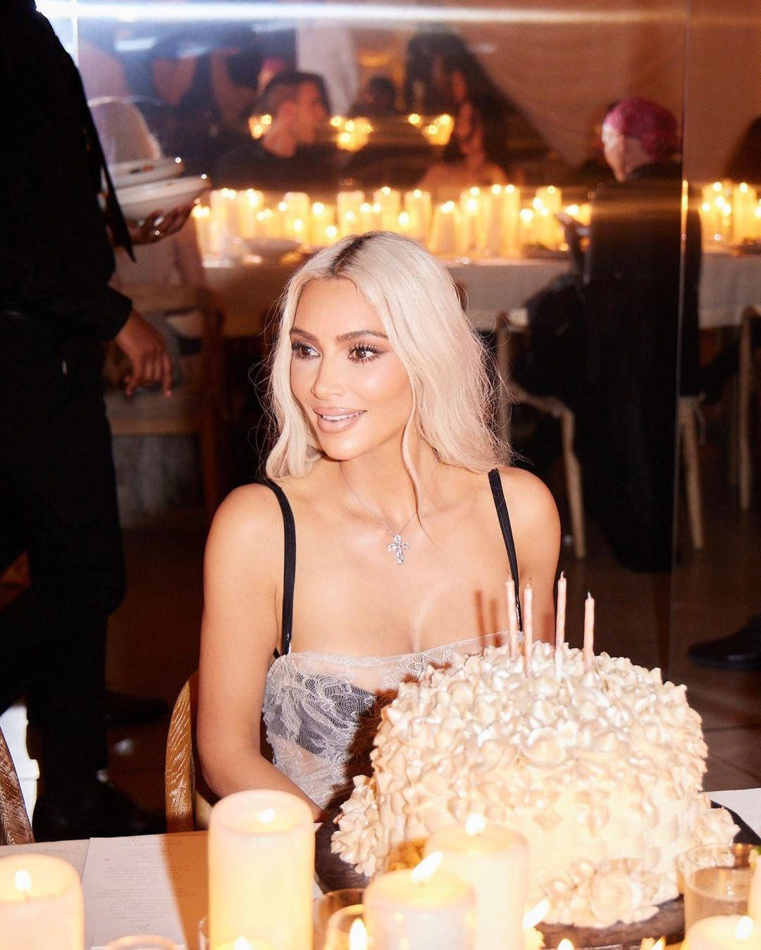 Ngày 25/10, Kim Kardashian chia sẻ lên Instagram loạt ảnh chụp trong bữa tiệc sinh nhật lần thứ 42 của cô bên gia đình và bạn bè. Theo Daily Mail, Kim bước sang tuổi mới vào ngày 21/10. Ảnh: Instagram.
