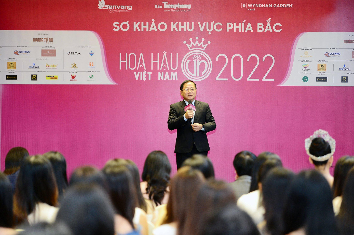 Nhà báo Lê Xuân Sơn phát biểu khai mạc. "Danh xưng Hoa hậu Việt Nam có nghĩa vụ là cuộc thi số 1 trong hệ thống cuộc thi sắc đẹp ở Việt Nam. Thành công và sự tỏa sáng của các người đẹp là thước đo cho vị thế của cuộc thi", ông nói. Tổng biên tập báo Tiền Phong không quên nhấn mạnh BTC và BGK phản đối mọi tác động bên ngoài làm ảnh hưởng đến tính công bằng của cuộc thi, chỉ đánh giá dựa trên nhan sắc và tài năng của thí sinh.