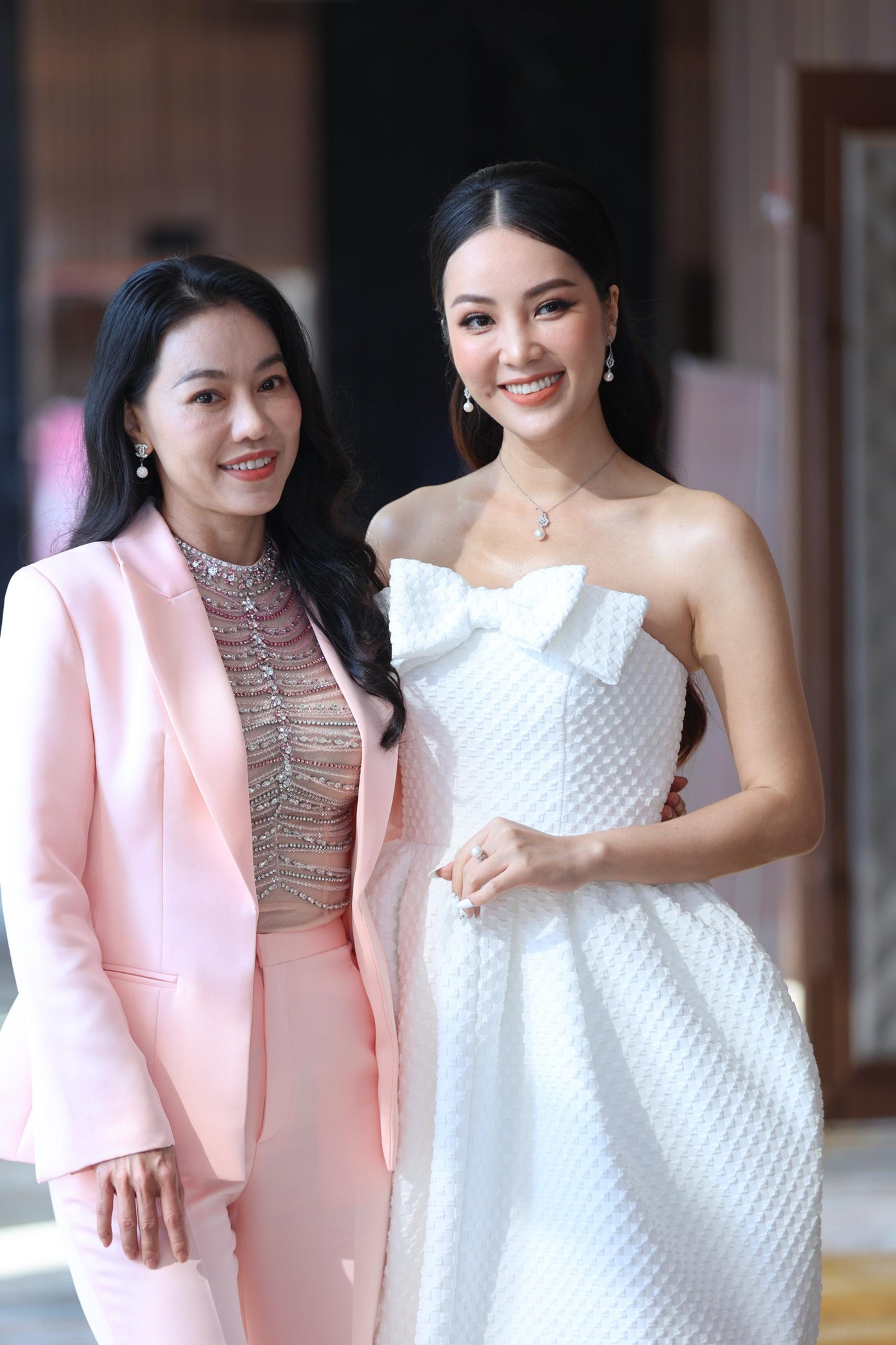 Á hậu Thụy Vân rạng rỡ bên bà Phạm Kim Dung.