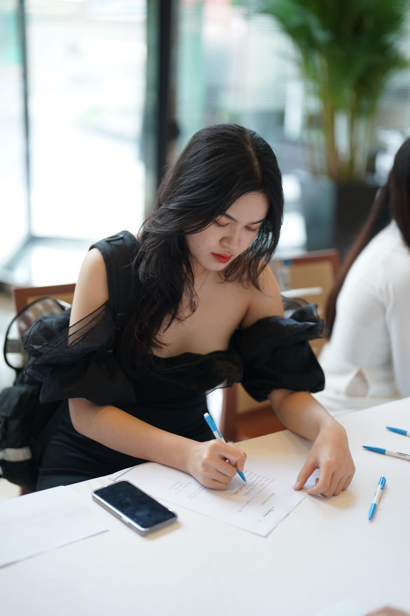 Ở Hoa hậu Việt Nam, vẻ đẹp tự nhiên là tiêu chí được đề cao qua hơn 30 năm tổ chức. Thí sinh đến với cuộc thi đáp ứng yêu cầu độ tuổi từ 18-27, chiều cao 1,63 m trở lên và chưa từng phẫu thuật thẩm mỹ.