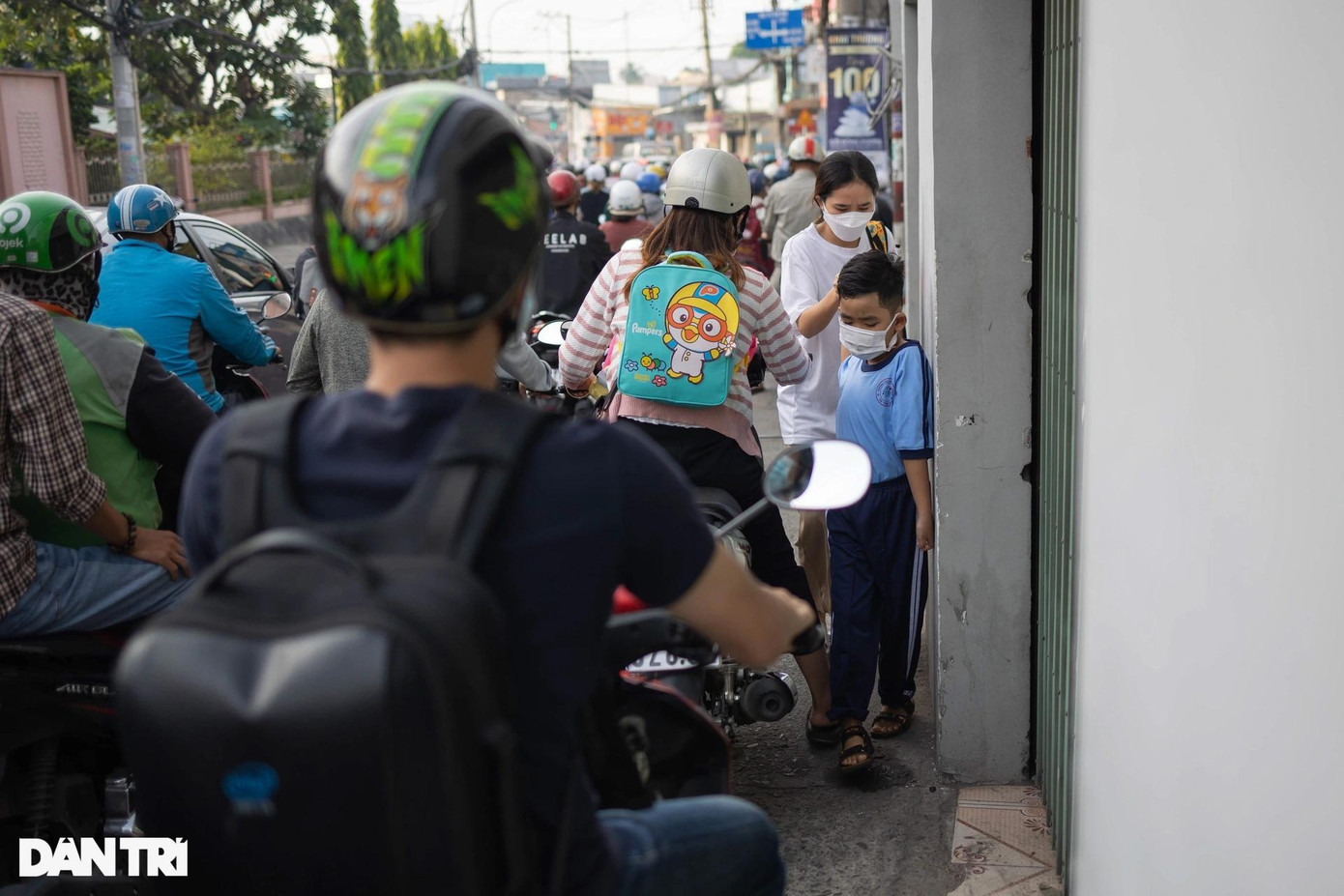 Chị Trang cùng con trai phải len lỏi qua dòng xe ùn ứ kéo dài trên đường Tô Ngọc Vân (phường Linh Đông). "Mỗi sáng, đưa con đi học tôi thấy cảnh này thường xuyên, có khi kẹt xe kéo dài vào tận trong những con hẻm" chị Trang ngán ngẩm.