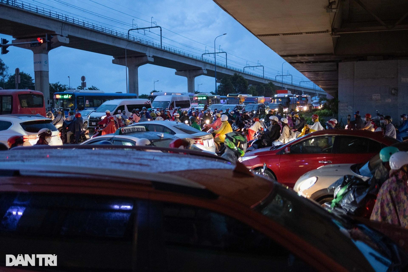 Giao thông thường xuyên hỗn loạn tại khu vực ngã tư Thủ Đức vào giờ cao điểm.