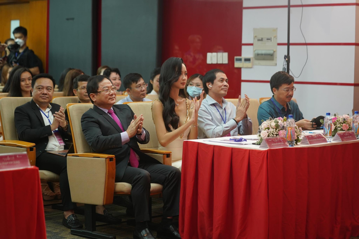 Từ trái qua phải: Nhà báo Lê Xuân Sơn, Tổng biên tập báo Tiền Phong là Trưởng BTC cuộc thi – Trưởng ban Giám khảo, Hoa hậu Bảo Ngọc, nhà thơ Trần Hữu Việt, Uỷ viên BCH, Trưởng ban Nhà văn trẻ Hội Nhà văn Việt Nam, Trưởng ban Văn hóa – Văn nghệ báo Nhân Dân – Phó trưởng ban Giám khảo và nhà báo Vũ Tiến, Phó Tổng biên tập báo Tiền Phong.