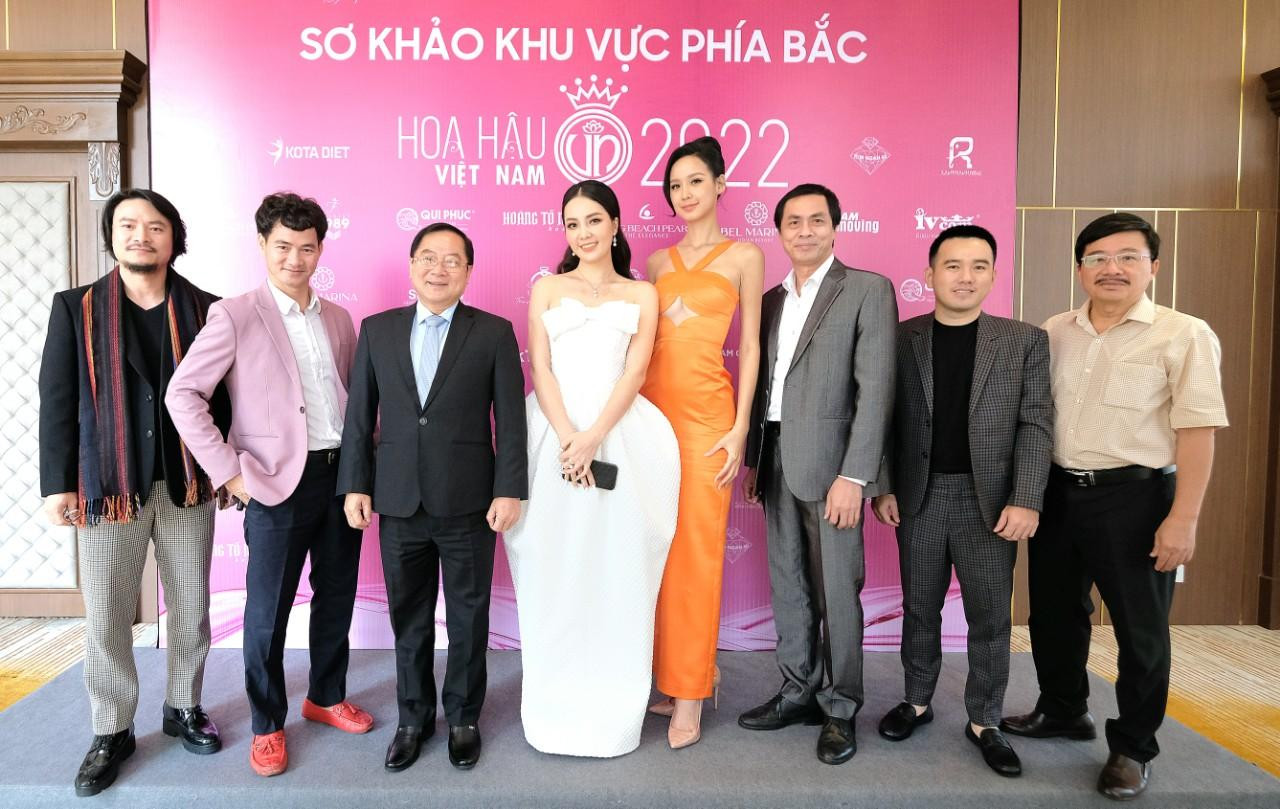 Thành viên BTC và ban giám khảo (BGK) chụp ảnh lưu niệm sau khi ra khỏi phòng phỏng vấn.