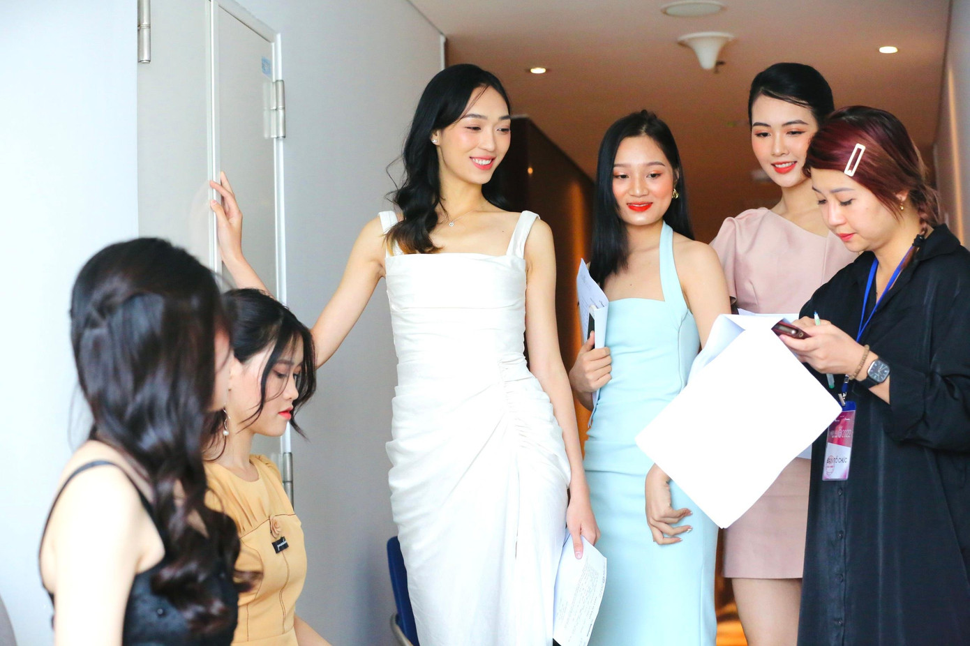 Các người đẹp chờ gọi tên vào phần phỏng vấn kín.