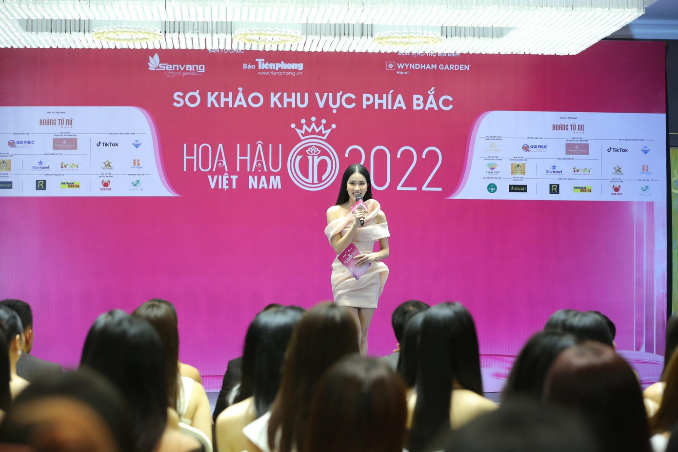 Á hậu Phương Anh dẫn dắt phần công bố kết quả. Người đẹp khoe vai trần và chân thon trong chiếc đầm trễ vai màu pastel.