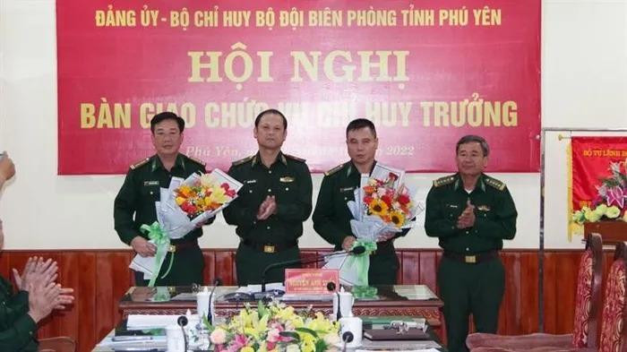 Thiếu tướng Nguyễn Anh Tuấn tặng hoa chúc mừng Đại tá Nguyễn Xuân Thắng và Đại tá Nguyễn Thanh Hương. Ảnh: Biên Phòng. Thiếu tướng Nguyễn Anh Tuấn tặng hoa chúc mừng Đại tá Nguyễn Xuân Thắng và Đại tá Nguyễn Thanh Hương. Ảnh: Biên Phòng.