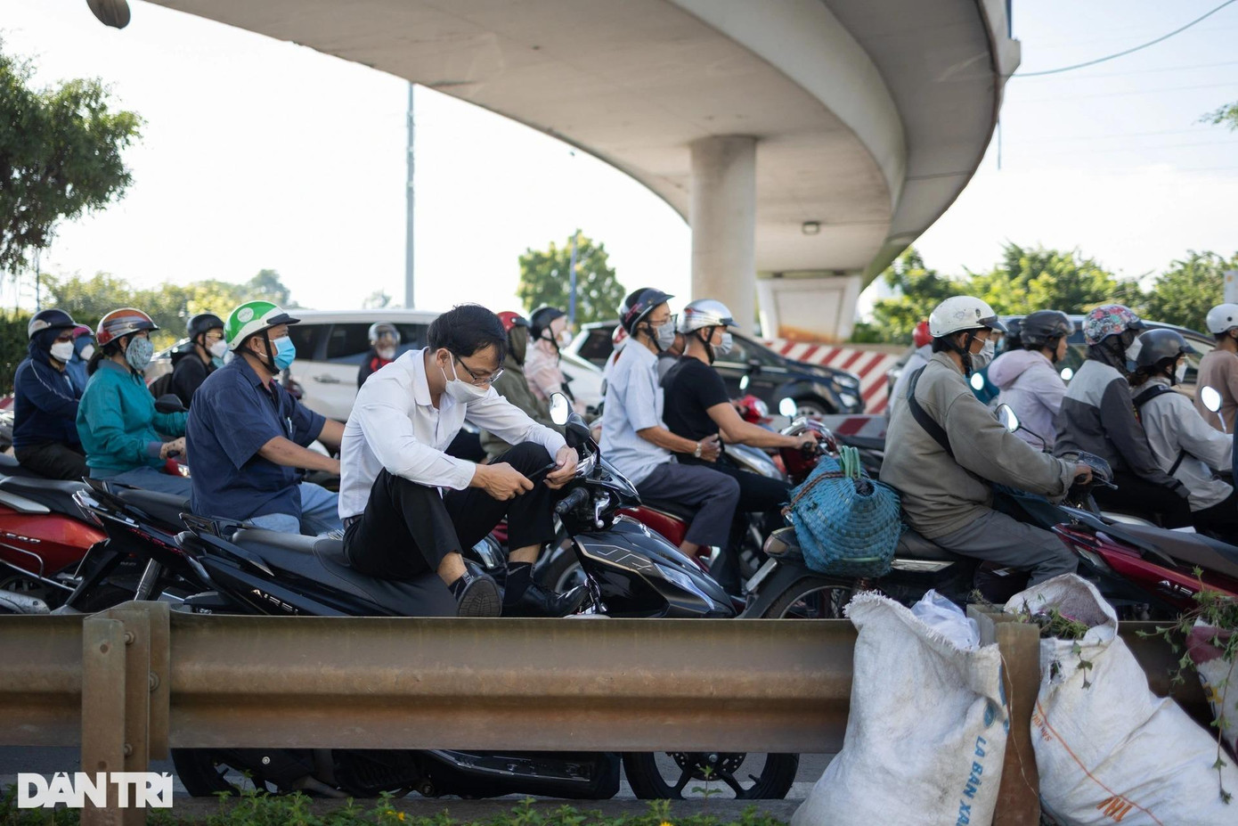 Tương tự, vào mỗi buổi sáng tình trạng kẹt xe cũng thường diễn ra ở các cửa ngõ từ phía Đông vào trung tâm thành phố như: nút giao Xa lộ Hà Nội - cầu vượt Cát Lái (phường An Phú - Thảo Điền). Trong ảnh, một người tham gia giao thông phải dừng lại bên đường, chờ cho bớt xe rồi mới đi tiếp.