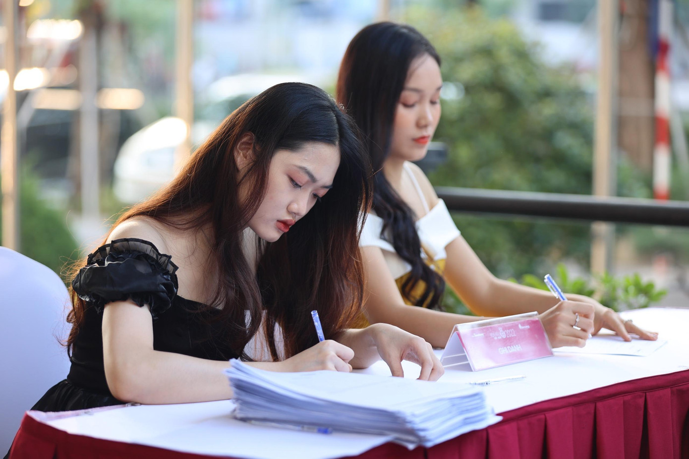 Tại khu vực ghi danh, các thí sinh bổ sung các thông tin cá nhân còn thiếu theo yêu cầu của ban tổ chức.