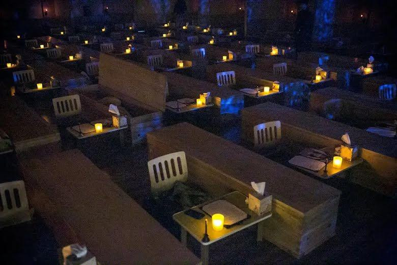 Nhiều người suy nghĩ tích cực hơn sau khi nằm trong quan tài đóng kín. Ảnh: Koreaboo.