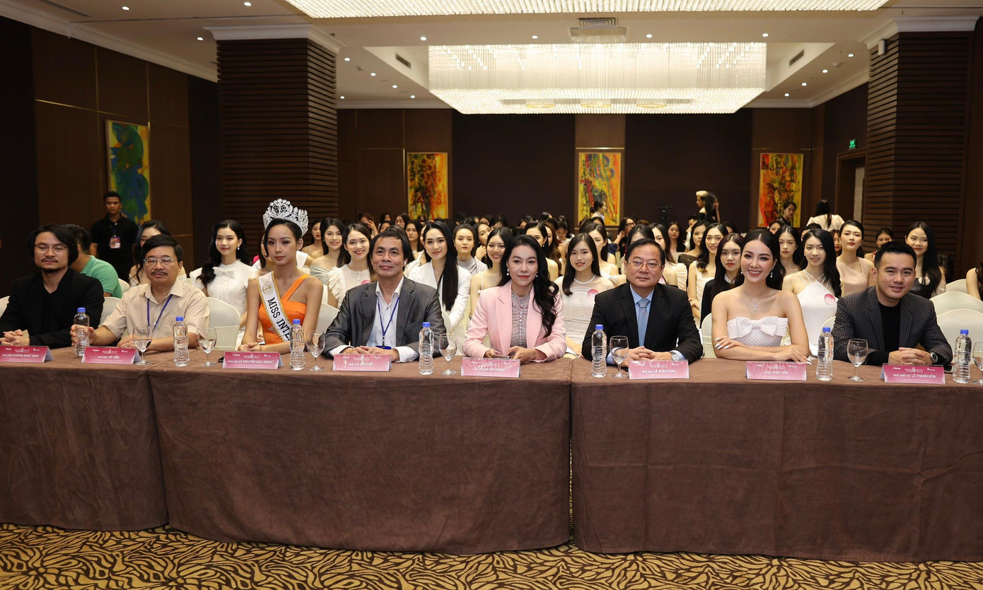 Các thành viên BTC và BGK của Hoa hậu Việt Nam 2022: Đạo diễn Hoàng Nhật Nam - Tổng đạo diễn cuộc thi, nhà báo Vũ Tiến - Phó Tổng biên tập báo Tiền Phong, Hoa hậu Liên lục địa 2022 Lê Nguyễn Bảo Ngọc, nhà thơ Trần Hữu Việt – Phó trưởng ban Giám khảo, bà Phạm Kim Dung - Phó trưởng BTC cuộc thi, nhà báo Lê Xuân Sơn - Tổng biên tập báo Tiền Phong, Trưởng ban tổ chức, Á hậu Thụy Vân, NTK Lê Thanh Hòa (từ trái qua phải).