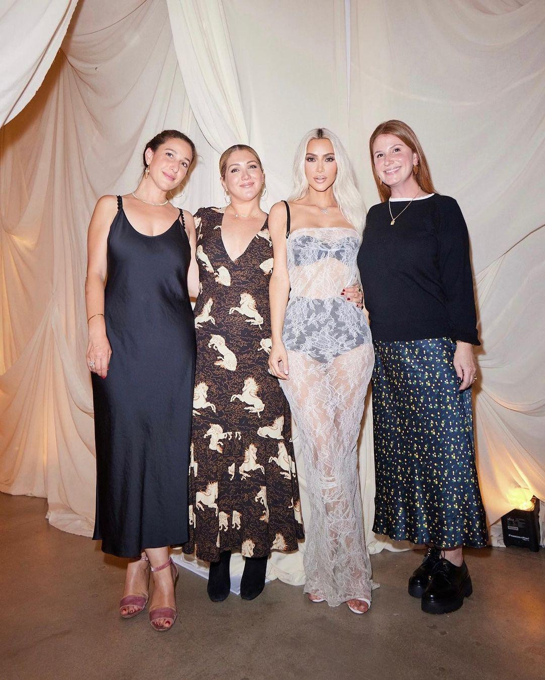 Trước đó, Kim dự định đưa em gái Khloé Kardashian, bạn thân Tracy Romulus và những người khác đến Las Vegas vào ngày 23/10 để tham dự buổi hòa nhạc của Usher và ăn tối tại nhà hàng Carbone nhân kỷ niệm sinh nhật. Tuy nhiên, kế hoạch bị hủy bỏ do thời tiết xấu. Ảnh: Instagram.