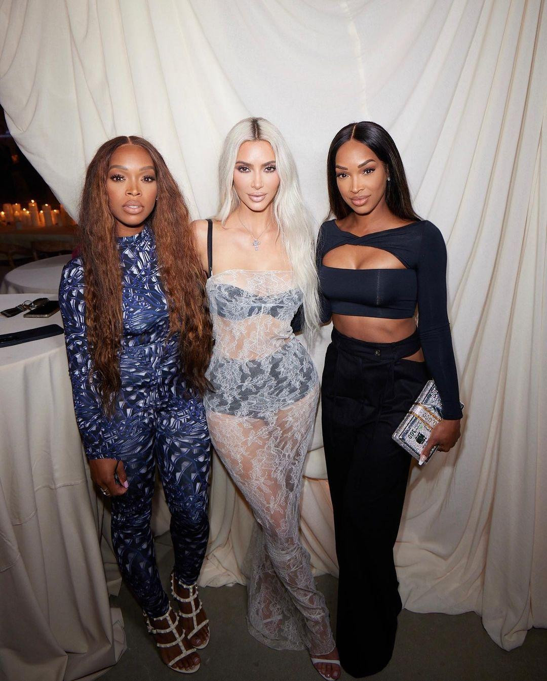 Biết về sự cố của Kim, một ngày sau đó, Usher đăng lên Instagram Story video nhắn gửi nữ tỷ phú: &quot;Chúc mừng sinh nhật Kim! Tôi đã xem bài đăng, tôi ghét việc bạn không thể có mặt trong chương trình trước đó. Nhưng xin hãy lắng nghe, tôi luôn mở rộng vòng tay với bạn bất kỳ lúc nào bạn muốn đến. Tôi biết bạn vẫn đang tổ chức sinh nhật cho mình. Bạn có thể ăn mừng nó ở chương trình tiếp theo nếu bạn đến sau đó hoặc bất cứ khi nào! Chúng tôi có ba buổi diễn nữa&quot;. Ảnh: Instagram.