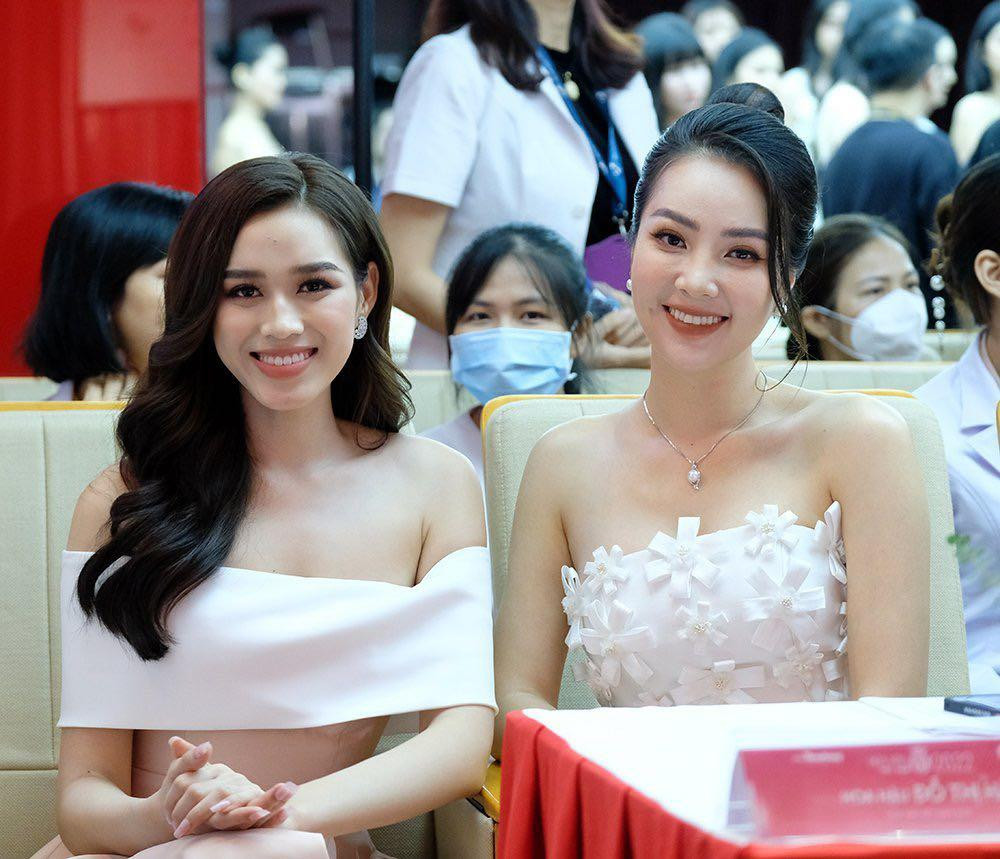 Hoa hậu Đỗ Thị Hà và Á hậu Thuỵ Vân đọ sắc với mốt khoe vai trần.