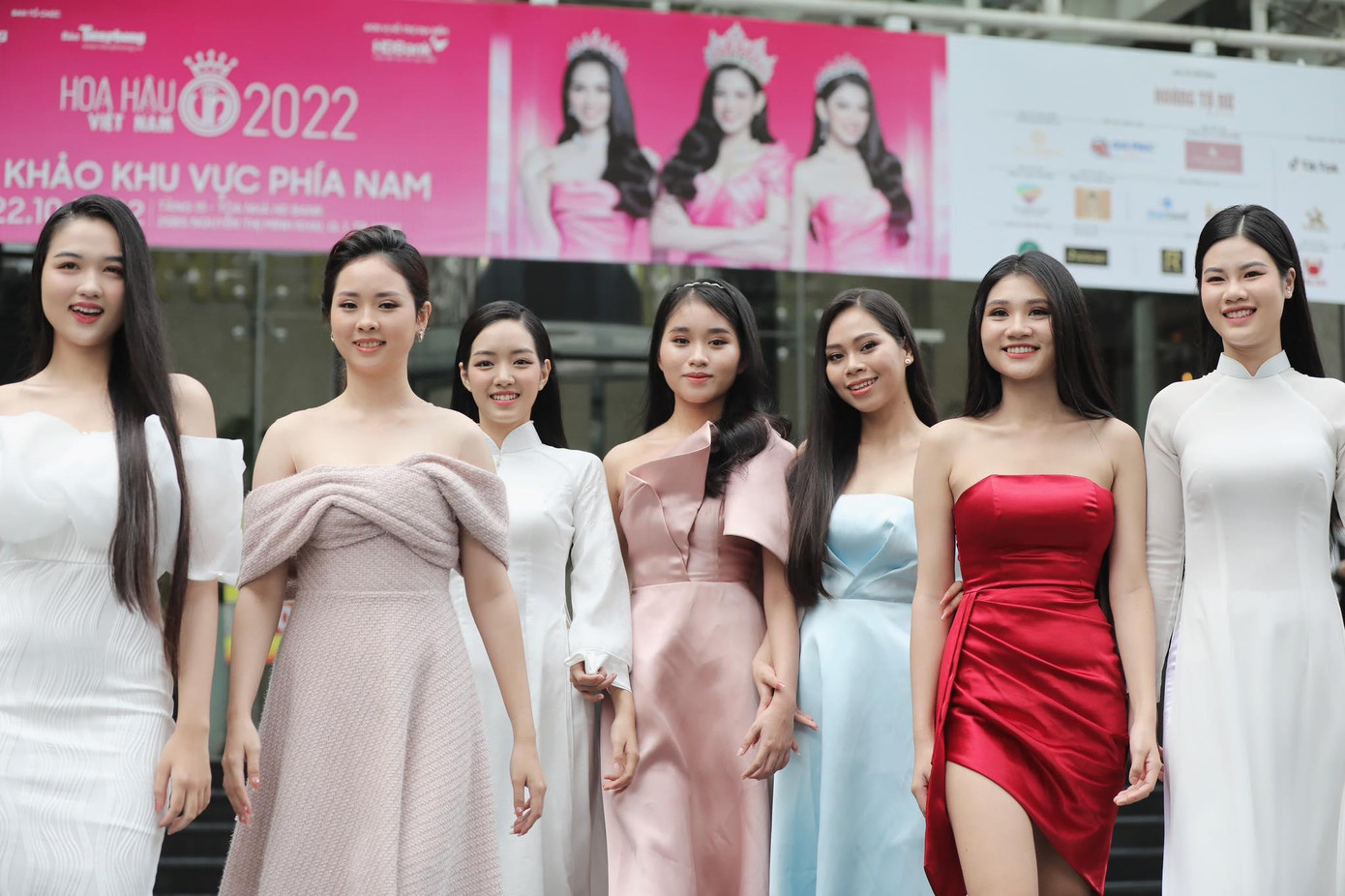 Các cô gái khoác lên mình những trang phục nữ tính như áo dài, váy có mặt tại điểm sơ khảo từ sớm để tìm kiếm cơ hội được góp tên trong cuộc thi sắc đẹp uy tín hàng đầu Việt Nam.