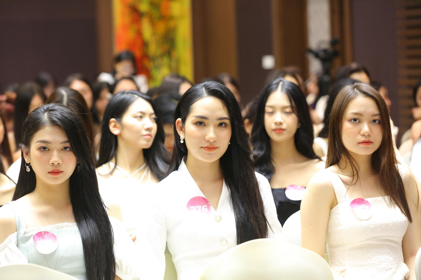 Nhiều thí sinh hoàn thành phần thi từ sáng, gương mặt lộ vẻ mệt mỏi sau một ngày vất vả. Các người đẹp cho biết mệt nhưng trên tất cả là cảm xúc hồi hộp, hy vọng được tiến xa hơn.