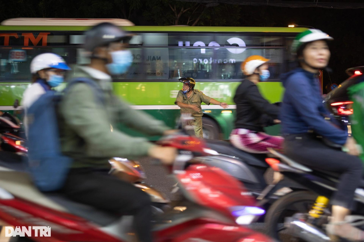 Lực lượng chức năng luôn túc trực mỗi ngày ở các "điểm nóng" để điều tiết giao thông.