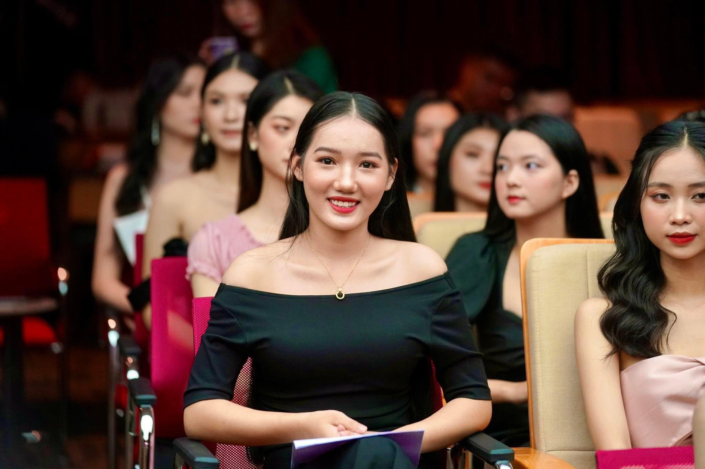 Thí sinh đăng ký tham gia Hoa hậu Việt Nam 2022 không chỉ có ngoại hình sáng, trình độ học vấn tốt mà còn thể hiện sự năng động với các hoạt động nghệ thuật và xã hội, cũng như có khả năng ngoại ngữ.