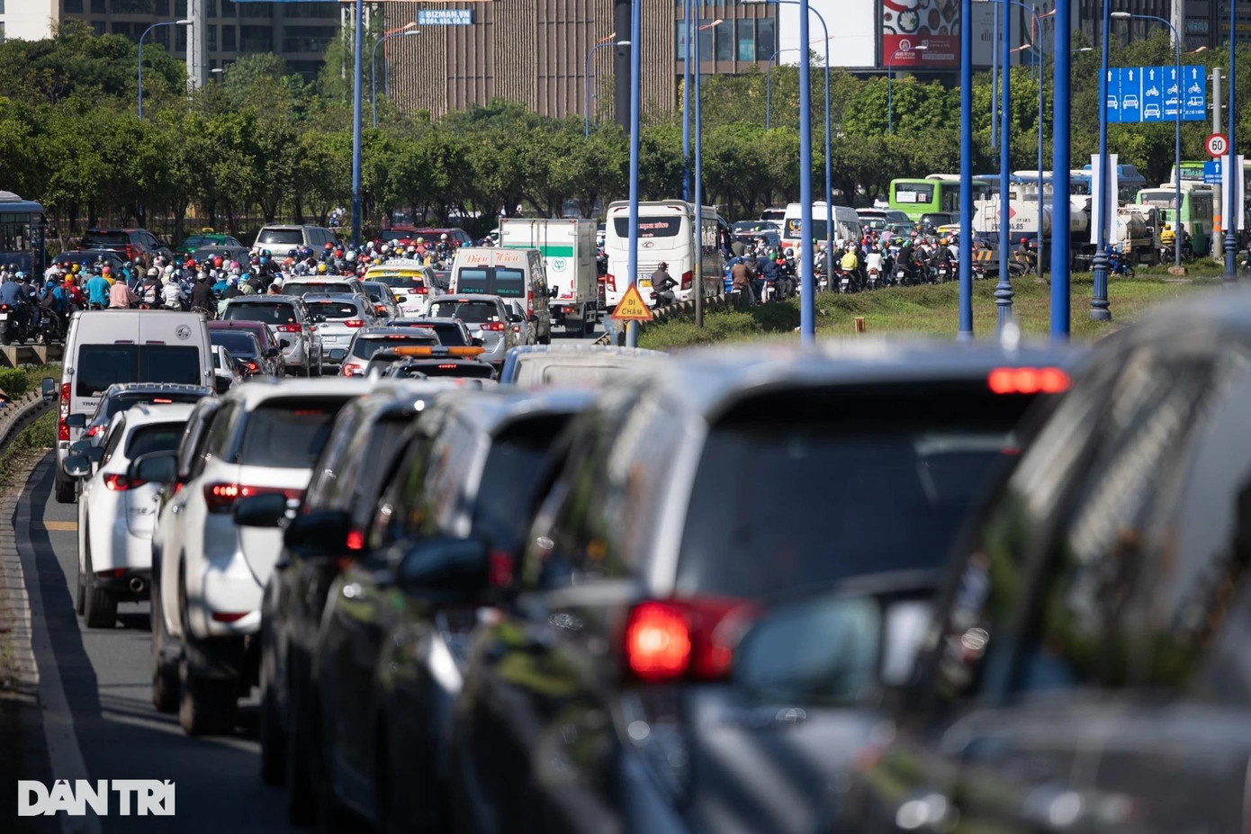 Dòng xe kẹt từ cầu vượt Cát Lái (phường An Phú - Thảo Điền) kéo dài xuống đường Xa lộ Hà Nội.