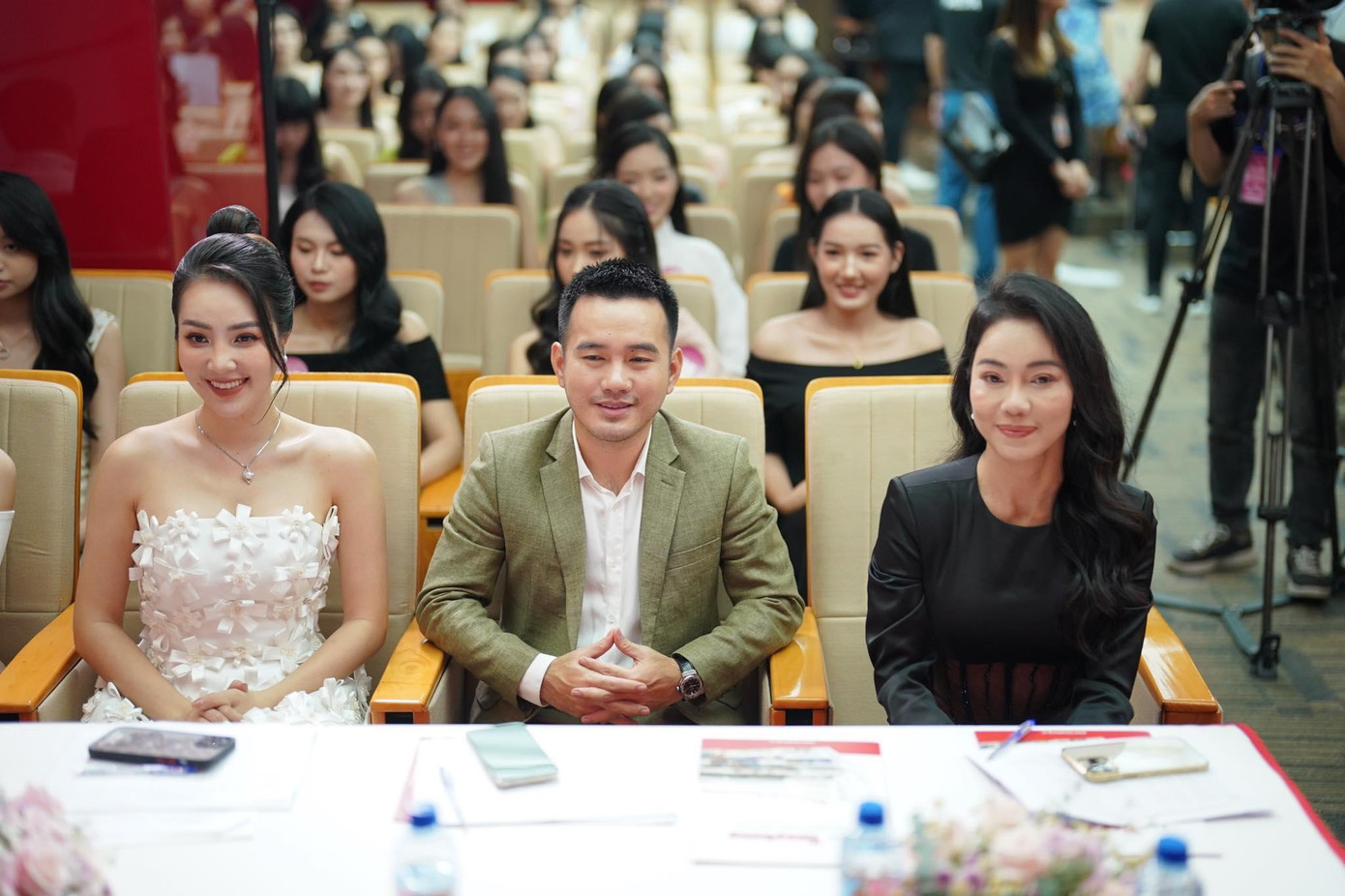 Bà Phạm Kim Dung, Phó trưởng BTC cuộc thi, cùng hai giám khảo là nhà thiết kế Lê Thành Hòa và Á hậu Nguyễn Thụy Vân.