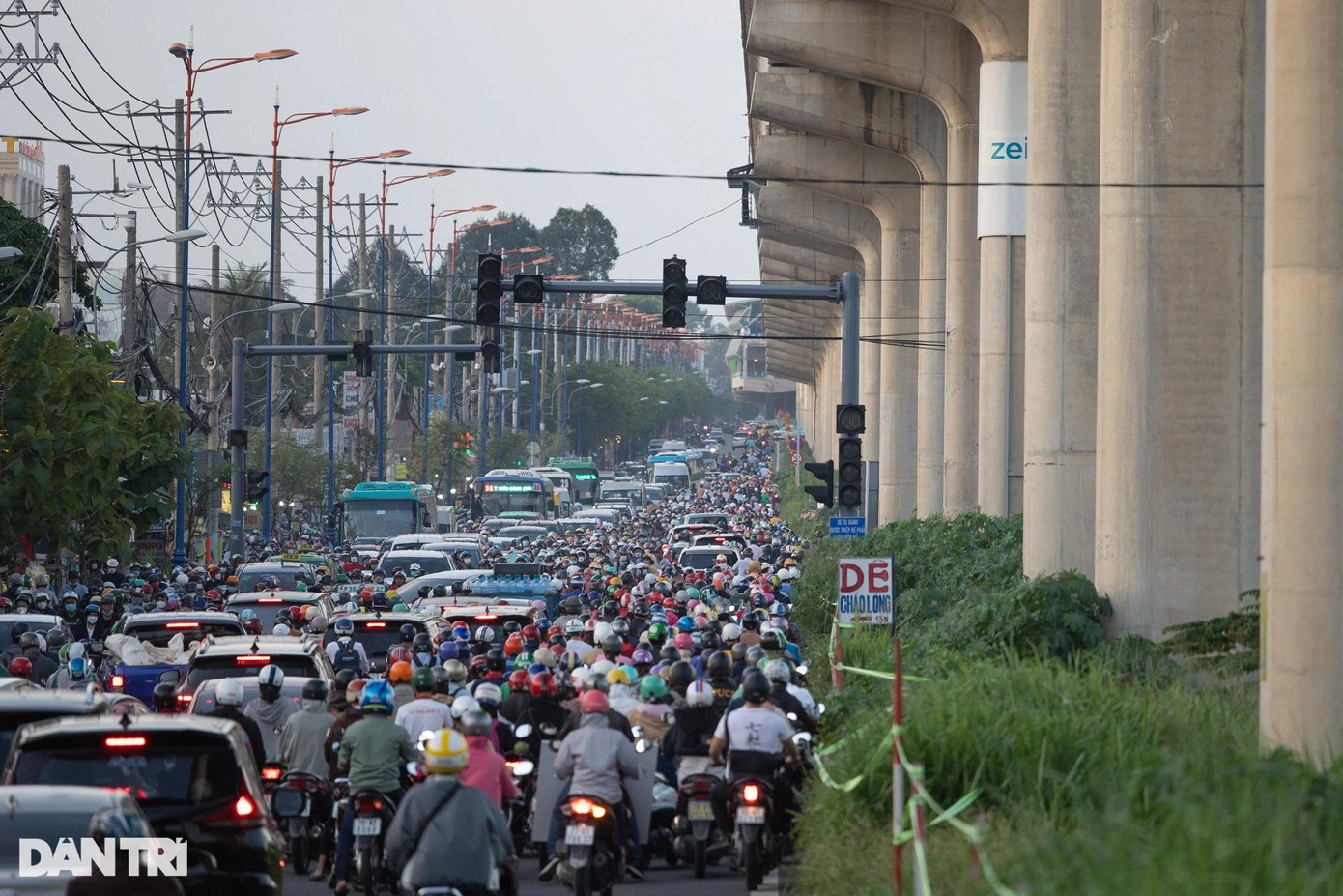 Theo ghi nhận của Dân trí, các tuyến đường thường xảy ra việc ùn tắc gồm: đường Võ Văn Ngân (phường Linh Chiểu), đường Kha Vạn Cân, ngã tư Phạm Văn Đồng - Tô Ngọc Vân (phường Linh Đông), khu vực cầu Rạch Chiếc, ngã tư Nguyễn Văn Bá - Xa lộ Hà Nội (phường Trường Thọ) và nút giao cầu vượt Cát Lái (phường An Phú - Thảo Điền).