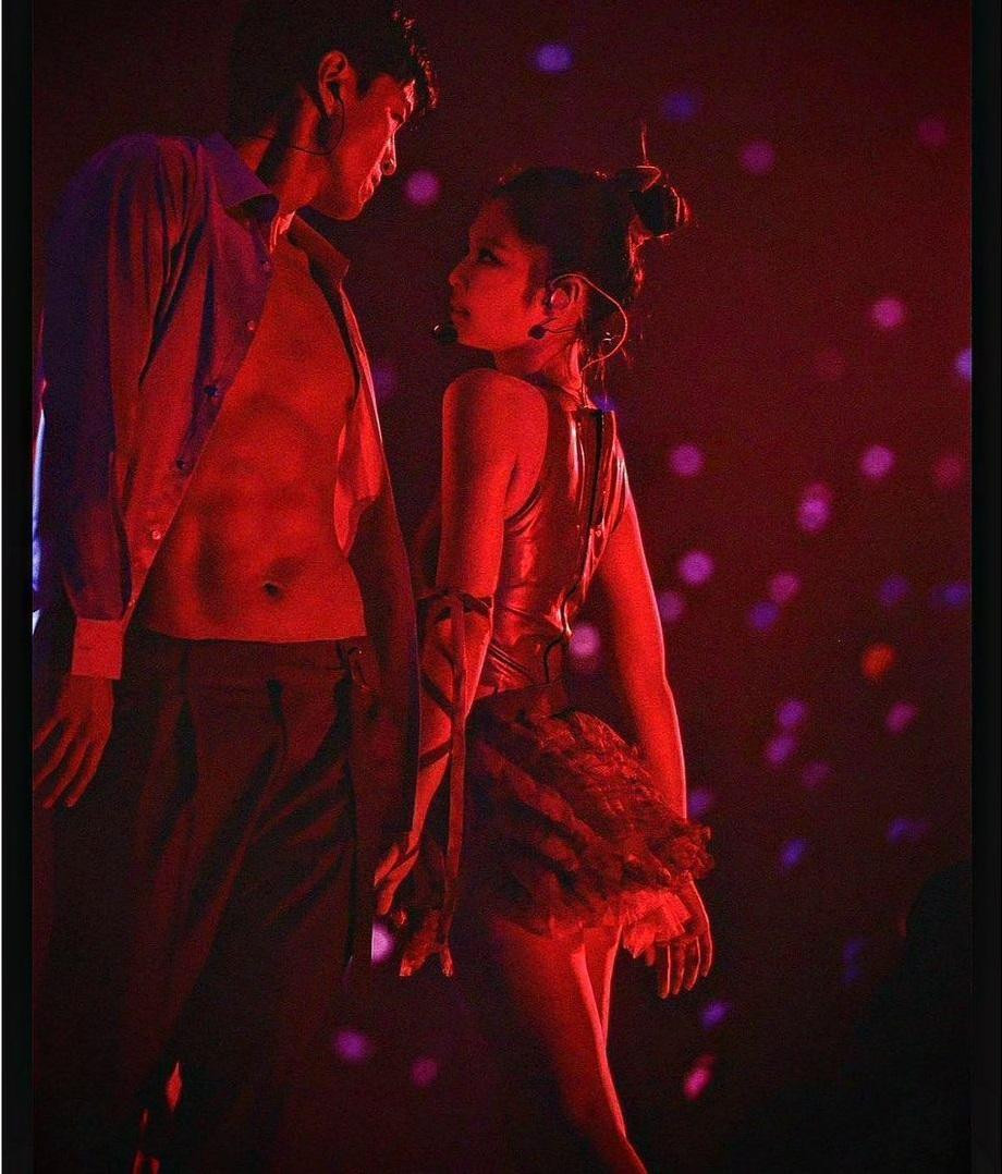 Nhiều bình luận thích thú trước vũ đạo uyển chuyển cùng phản ứng hóa học tuyệt vời trên sân khấu của Jennie và nam vũ công. Ngoài ra, không ít khán giả khen người đàn ông bí ẩn sở hữu thân hình quyến rũ, cơ bắp và gương mặt nam tính. Ảnh: Instagram.