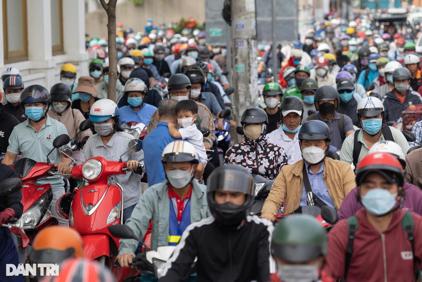 Dòng xe kẹt kéo dài từ lòng đường lên đến vỉa hè, chiếm hết lối đi dành cho người đi bộ trên đường Kha Vạn Cân. Nhiều người dân nơi đây mong cơ quan chức năng sớm có những phương án giải quyết vấn đề kẹt xe để việc đi lại của bà con thuận lợi hơn.