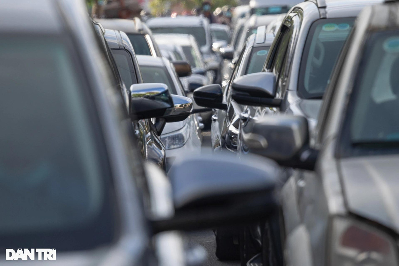 Những chiếc ô tô chen chúc nhau từng chút một trên đường số 2 đoạn qua phường Linh Đông.