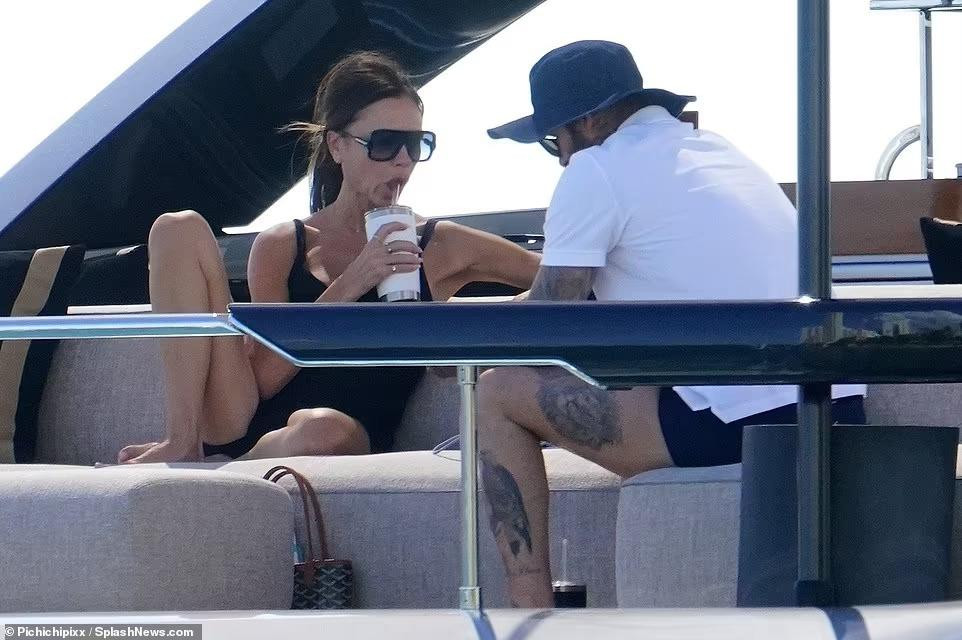 Ngày 22/10, Victoria và David Beckham được nhìn thấy thư giãn cùng nhau trên du thuyền ở Miami, Florida, Mỹ. Ảnh: SplashNews.