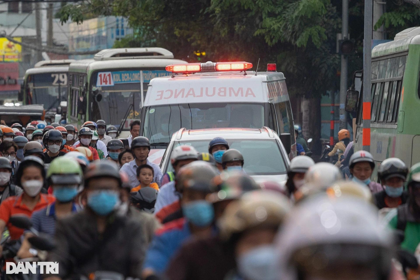 Một chiếc xe cứu thương "bất lực" trước dòng xe kẹt trên đường Tô Ngọc Vân (phường Linh Đông). Đây cũng là một trong những tuyến đường thường xuyên xảy ra tình trạng kẹt xe.