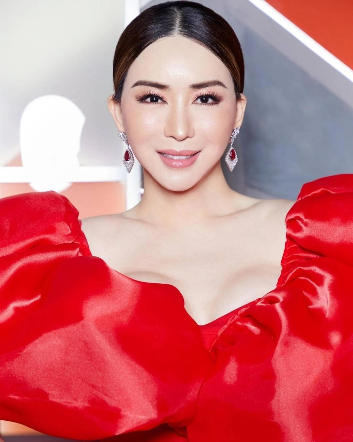 Trước khi trở thành một phụ nữ xinh đẹp và thành công, Jakrajutatip phải đấu tranh nhiều để được sống thật với chính mình. Ảnh: Instagram.