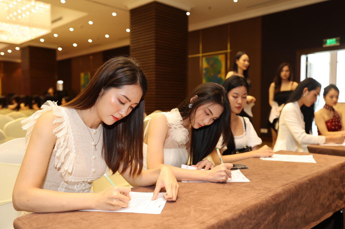 Sau khi ghi danh, thí sinh nhận số báo danh từ Ban thí sinh và chờ đọc tên vào phần nhân trắc học.