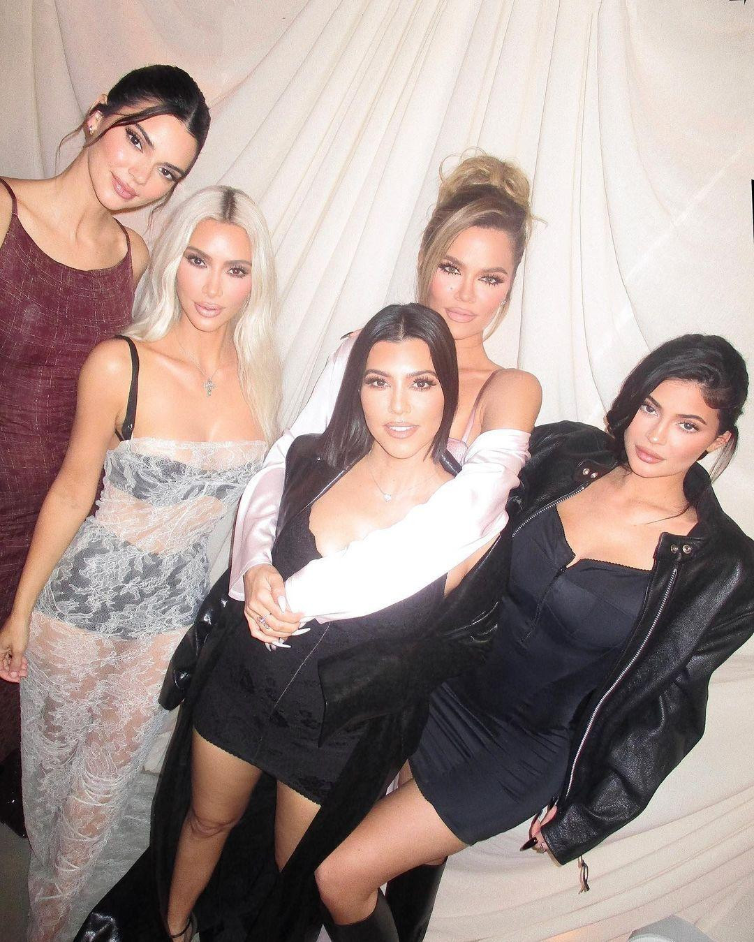 Ngoài Kim, những chị em nổi tiếng khác của gia đình Kardashian-Jenner có mặt đông đủ, gồm Kourtney, Khloé, Kendall và Jenner. Ảnh: Instagram.