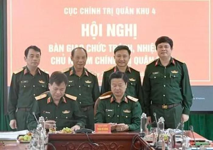 Thiếu tướng Trần Minh Thanh và Thiếu tướng Trịnh Văn Hùng (ngồi bên trái) ký biên bản bàn giao chức trách, nhiệm vụ của CNCT Quân khu 4. Ảnh: QĐND Thiếu tướng Trần Minh Thanh và Thiếu tướng Trịnh Văn Hùng (ngồi bên trái) ký biên bản bàn giao chức trách, nhiệm vụ của CNCT Quân khu 4. Ảnh: QĐND
