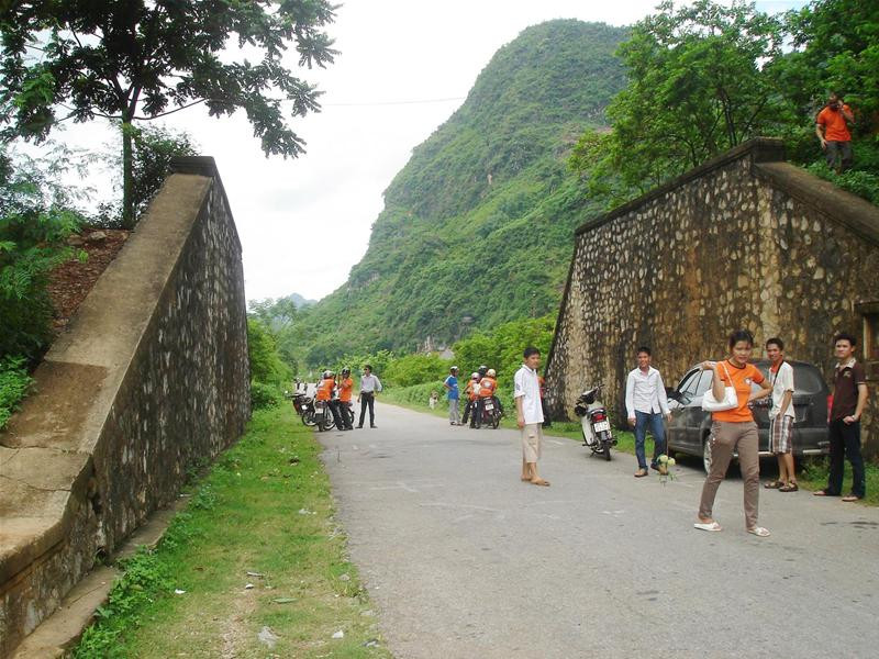 Người hiếu kỳ đến xem vòng bát quái trên ải Chi Lăng