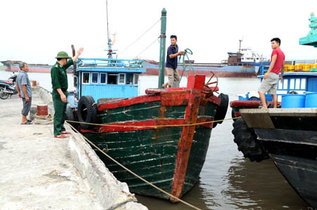 Lực lượng Bộ đội Biên phòng hướng dẫn tàu thuyền neo đậu tại cảng cá Tân Sơn Diêm Điền Thái Thụy (Thái Bình)