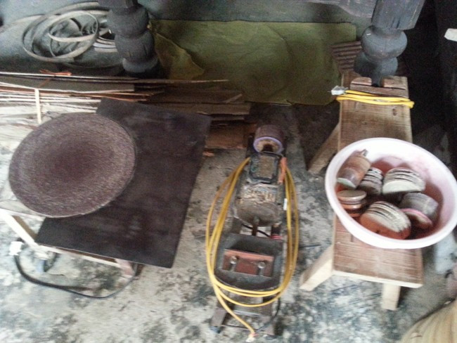 Công cụ làm lồng chim thô sơ. Ảnh: Phương Nhung. Công cụ làm lồng chim thô sơ. Ảnh: Phương Nhung