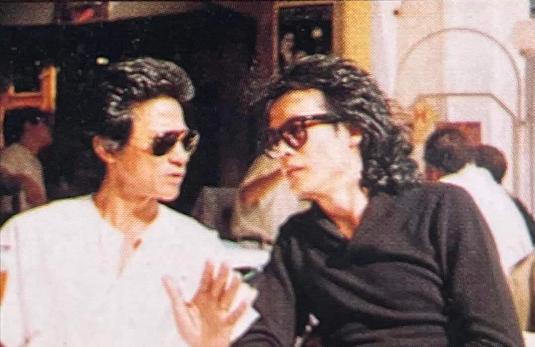 "Phượng hoàng" Tuấn Vũ (áo đen) và danh ca Chế Linh cách đây 30 năm, ảnh chụp tại Paris (Pháp).