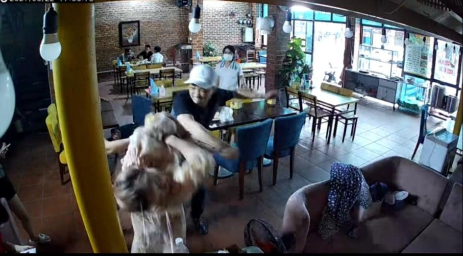 Hoàng Yến bị chồng cũ tấn công (Ảnh chụp từ videoghi lại ở nhà hàng) Hoàng Yến bị chồng cũ tấn công (Ảnh chụp từ videoghi lại ở nhà hàng)