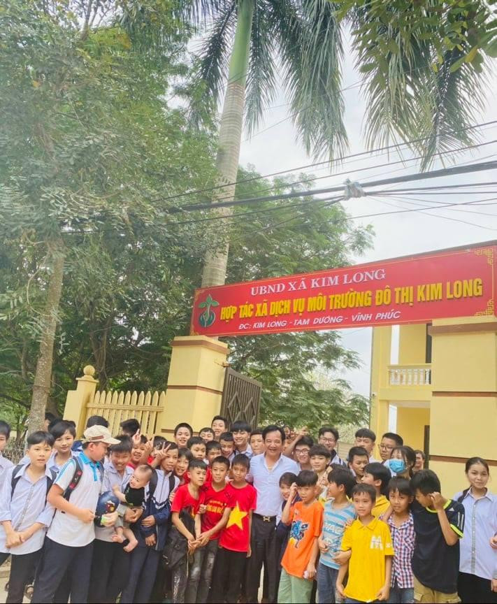 Quang Tèo trong vòng vây fan nhí