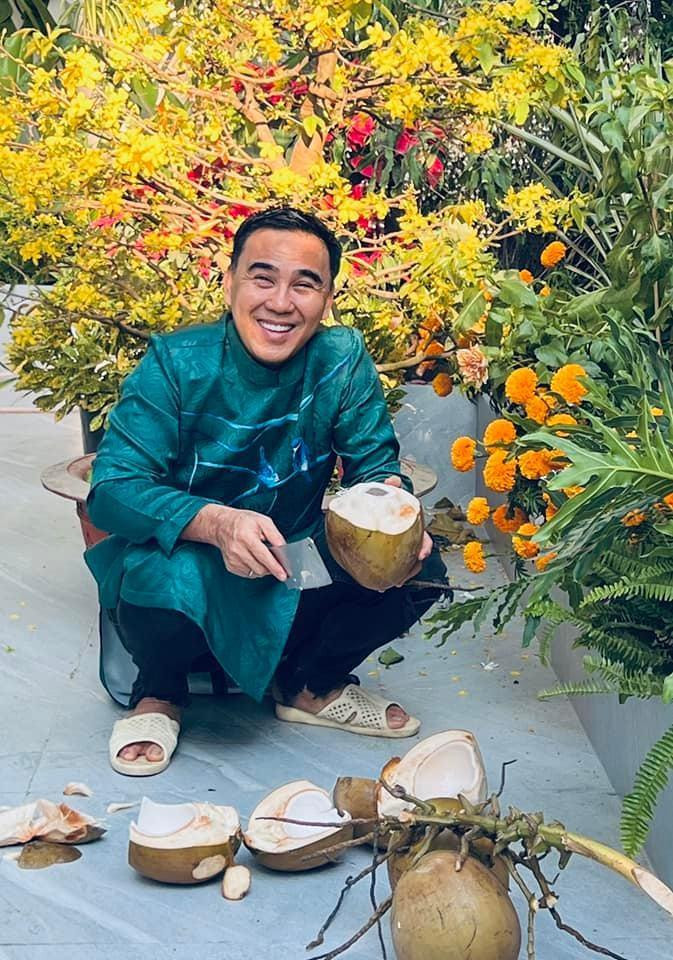 Trong đời thường, Quyền Linh không ngại việc nhà, từ đi chợ, chặt dừa... (Ảnh: Internet)