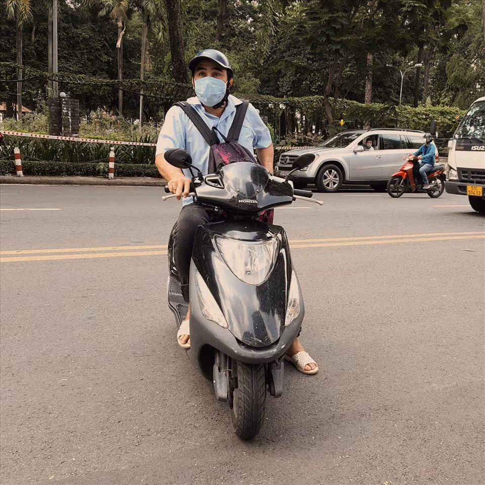 Đi dép tổ ong, chạy xe gắn máy, Quyền Linh không tạo vẻ "ngôi sao" (Ảnh: Internet) Đi dép tổ ong, chạy xe gắn máy, Quyền Linh không tạo vẻ "ngôi sao" (Ảnh: Internet)