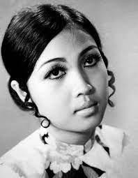 "Xa phương trời nào, xin em hiểu/Anh vẫn tôn thờ bóng hình em", Băng Châu từng là "người thương" của cố ca, nhạc sỹ tài hoa Duy Khánh. (Ảnh: Internet) "Xa phương trời nào, xin em hiểu/Anh vẫn tôn thờ bóng hình em", Băng Châu từng là "người thương" của cố ca, nhạc sỹ tài hoa Duy Khánh. (Ảnh: Internet)