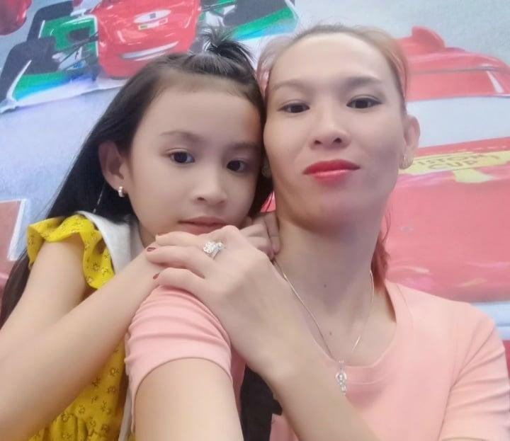 Chị Bùi Kim Chi, vợ Thương Tín và con gái, bé Bùi Thanh Thảo (Ảnh: NVCC)