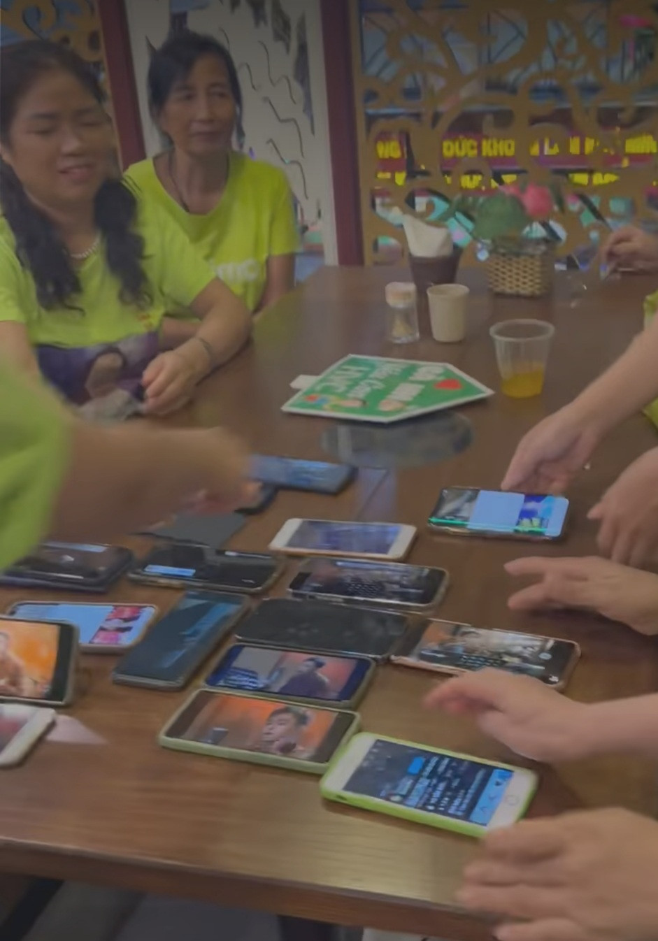 Gia đình xanh đọt chuối của Hồ Văn Cường đang cày view.