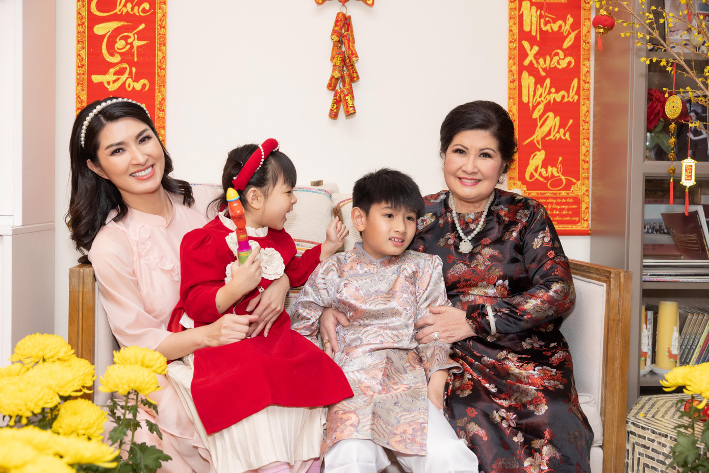 Gia đình Nguyễn Hồng Nhung trong biệt thự mới tậu (Ảnh: NVCC)